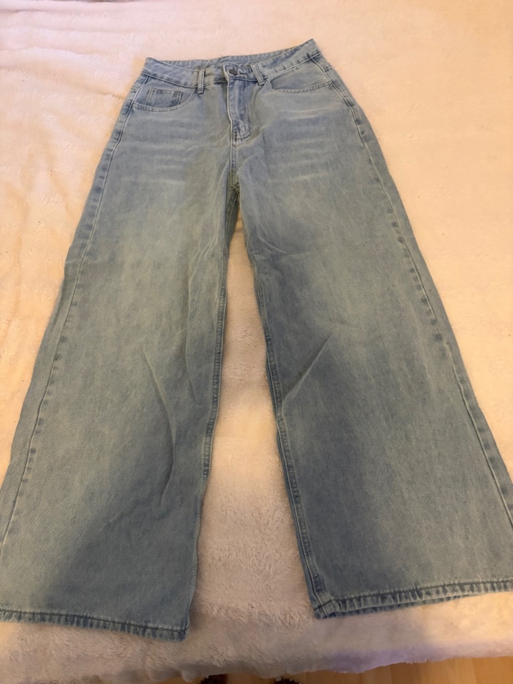 Baggy light blue jean